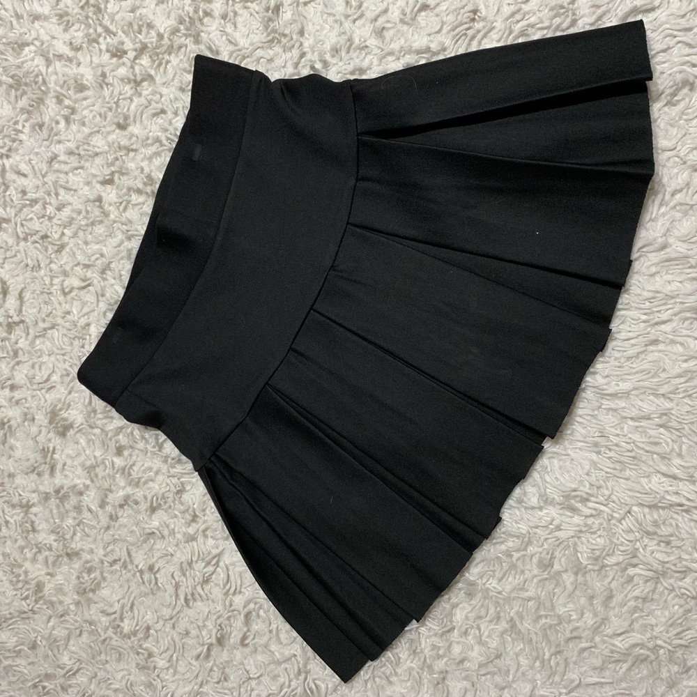 🌸5/$25 FRENCH KISS 💋 Black pleated Skort.